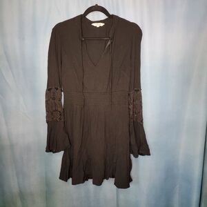 Hint Of Blush Elegant Black Lace Sleeve Tunic